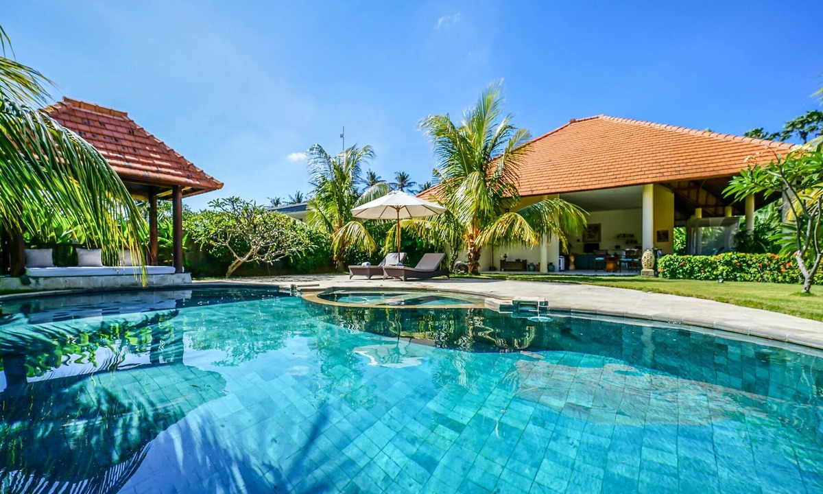 Purwakerti Villa | 3BR Villa, Large Garden & Pool Table - 3Min Drive To Amed Beach!