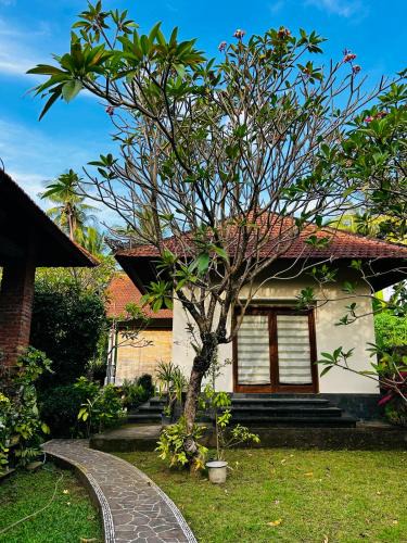 Bondalem House | 5 mins to the Beach with Tropical Garden