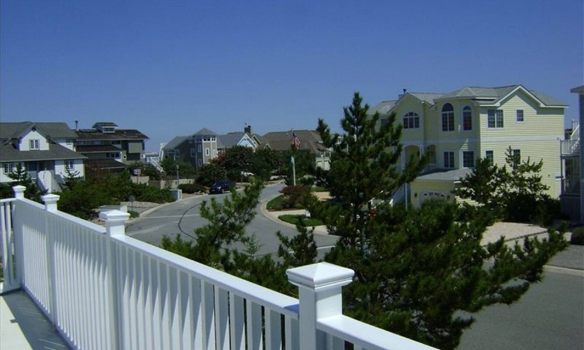 Lewes House | Beautiful, Spacious 4BR,Steps to the Beach,Pool & State Park