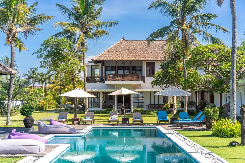Banjarangkan Villa | BougainVilla - Oceanfront villa with Cook, ideal for Weddings and Events