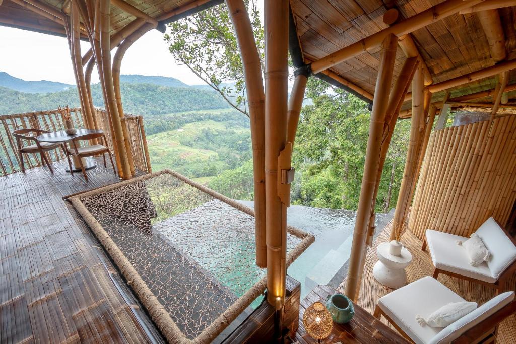 Rendang Villa | Cliffside Bamboo Treehouse with Heated Pool and View