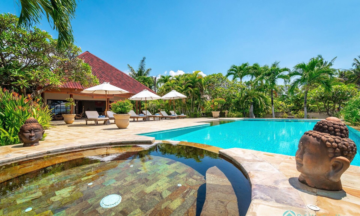 Dencarik Villa | Huge beachfront villa with direct access to the beach!
