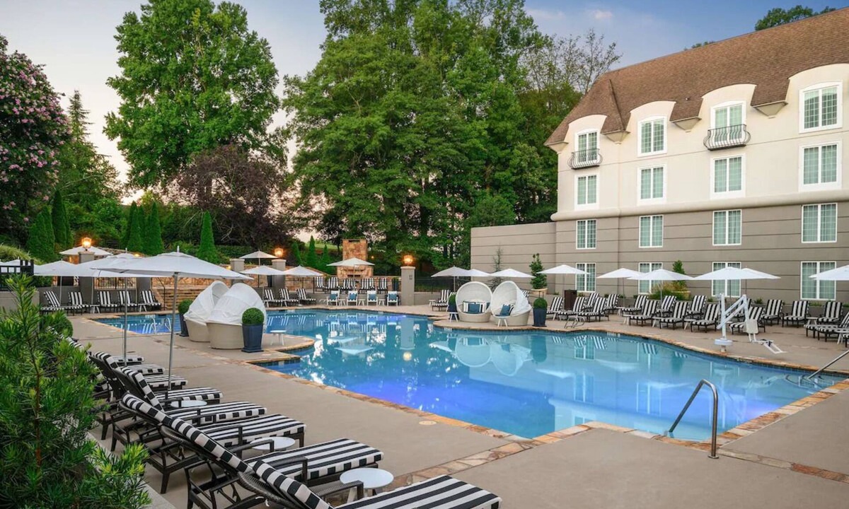 Braselton Hotel | Intimate Suite Perfect for Exploring Local Wine, Nearby Lakes, and Rolling Hills