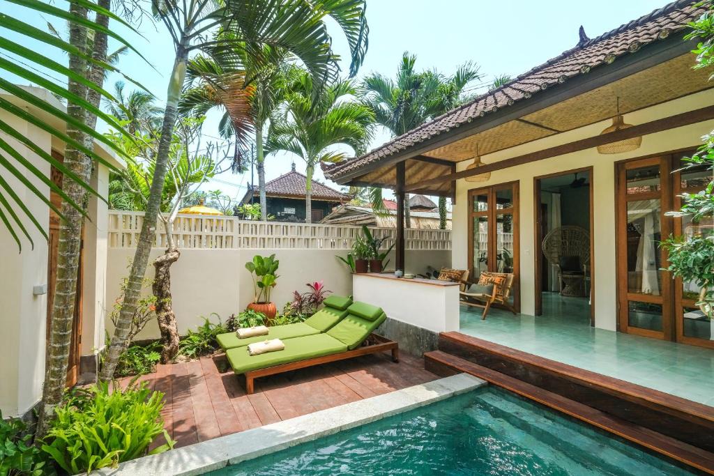 Suraberata Villa | Rumah Senang - Walk to Beach