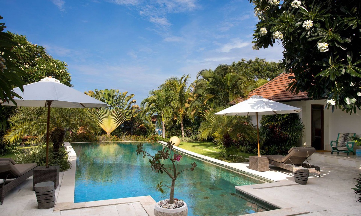 Bunutan Villa | Villa Indah Sekali - private oceanfront property with tropical garden