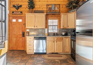 Multi-Unit Walk-in Cedar Log Cabin - Just off of Branson's 76 Country Blvd! Golf &Ticket Deals