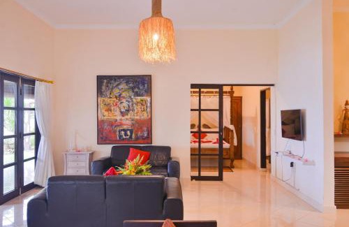 Dencarik Villa | Bundar - Superb beachfront villa with pool and staff!