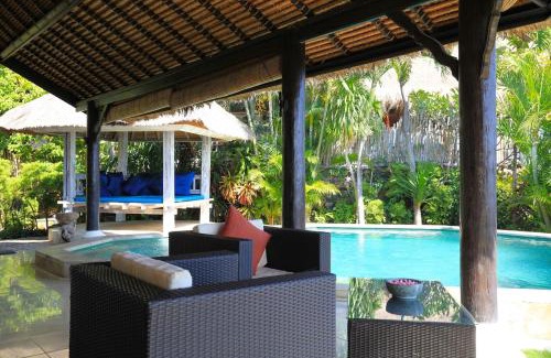 Dencarik Villa | Bundar - Superb beachfront villa with pool and staff!