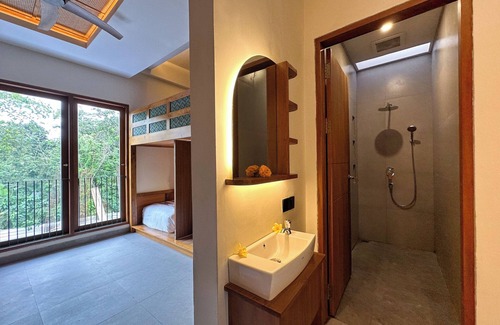 Beraban Hostel | Leafy Riverbank