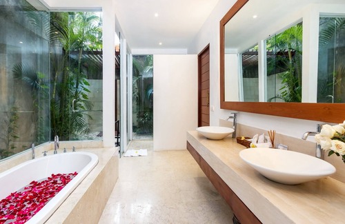 Batubelig Villa | Rubina, Luxury 4 Bedroom Villa, Central Seminyak