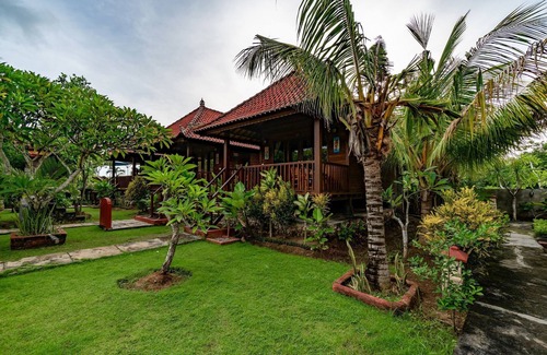 Mushroom Bay House | Sedok Jineng Deluxe Hut Bungalow by WizZeLa
