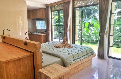 Peliatan Apartment | Studio with kitchen, surrounded by ricefield By iLys Collection