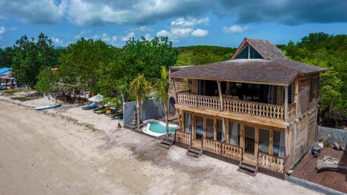 Jungut Batu Villa | Sunset Beach Wood Villa by Alfred in Bali