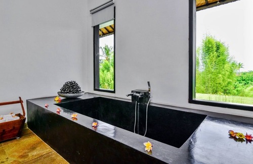 Kalibukbuk Villa | Villa Lovina Residence - Hillside Villa W/ Tennis Court, Private Pool, and Staff