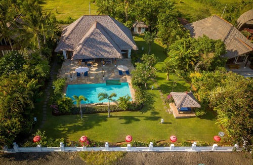 Dencarik Villa | 5 * Lovina Beachfront pool villa Free Dolphin Tour