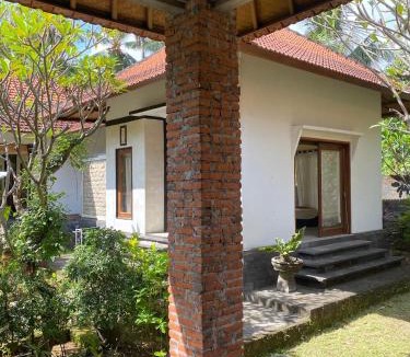 Bondalem House | 5 mins to the Beach with Tropical Garden