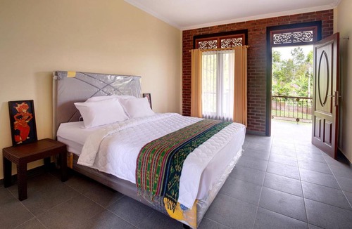 Mekarsari House | 500 m² House ∙ 2 bedrooms ∙ 4 guests