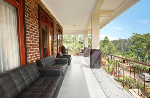 Mekarsari House | 500 m² House ∙ 2 bedrooms ∙ 4 guests