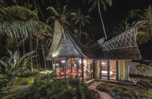 Kerambitan Villa | Absolute Beachfront Romantic Villa Laut
