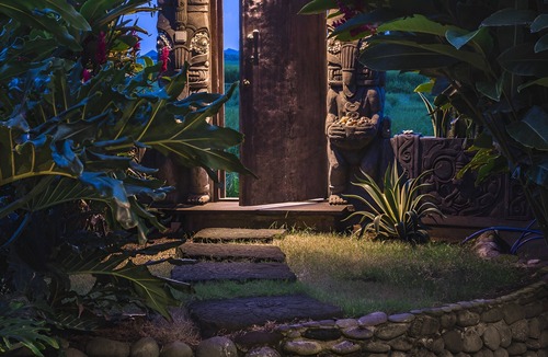 Kerambitan Villa | Absolute Beachfront Romantic Villa Laut