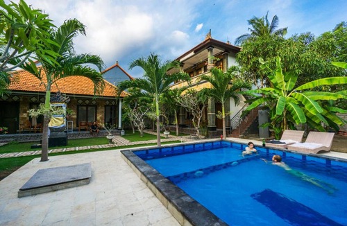 Jungut Batu House | Arya Inn Enny Salon and Spa