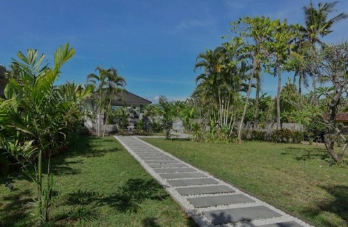 Banjartegehe Villa | Beachfront Private VILLA & POOL