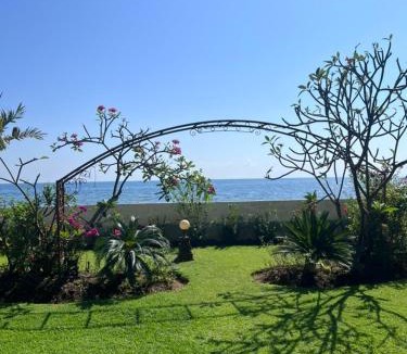 Banjartegehe Villa | Beachfront Villa Jepun Segara