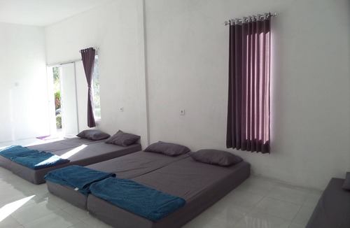 Kintamani Bed & Breakfast | Bedroom of 6 pax Gold Kintamani