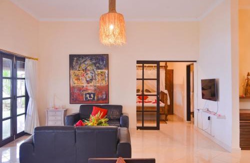 Dencarik Villa | Bundar - Superb beachfront villa with pool and staff!