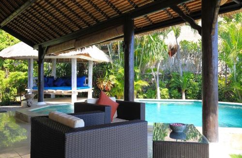 Dencarik Villa | Bundar - Superb beachfront villa with pool and staff!