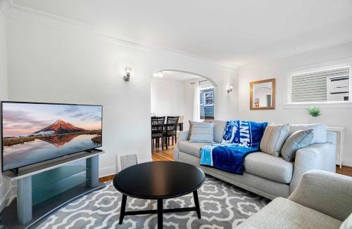 Stevens House | Charming and Spacious 3Beds3Bath Seattle Townhome
