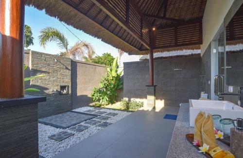 Banjartegehe Villa | Chic villa with 1 bedroom private pool access to beach