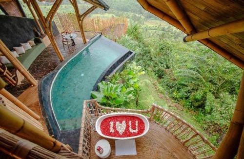 Melayang Villa | Dreamy Cliffside Bamboo Villa with Pool and View
