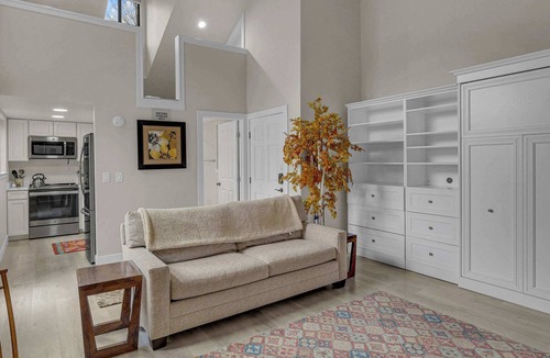 Sunriver Apartment | Fireplace, kitchen, queen bed, great location
