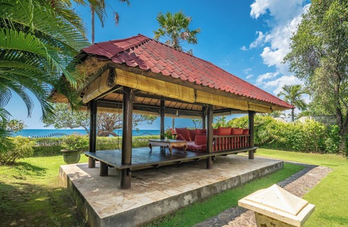 Dencarik Villa | Huge beachfront villa with direct access to the beach!