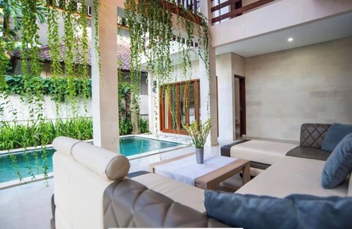 Seminyak Villa | Huge Two Storey 4 Bed 4 Bath Villa With Pool Right in the Heart of Seminyak