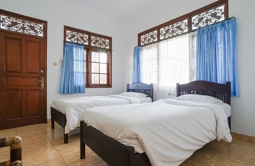 Sunset Road House | Indopurejoy House - Komala Indah Cottages - Hostel