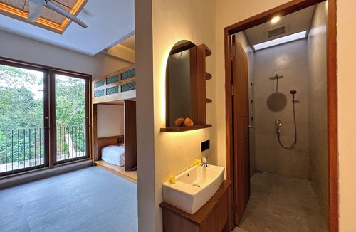 Beraban Hostel | Leafy Riverbank