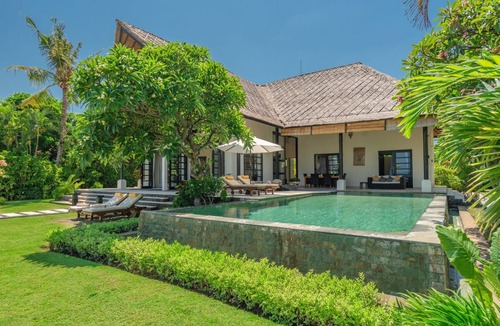 Banjartegehe Villa | Luxurious, private villa for 6 people, directly on the beach and the sea, Lovina