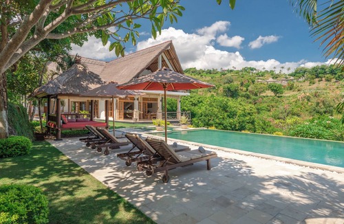 Banjar Villa | Luxury villa close to Lovina with pool and staff and spectacular views!