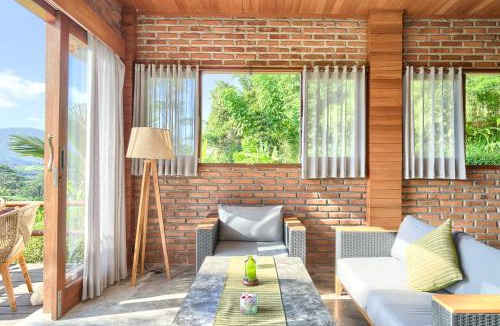 Sidemen Ski Chalet | Romantic Barn with Mt. Agung Views