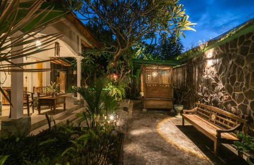 Kaliasem House | Rumah Kristal near Lovina