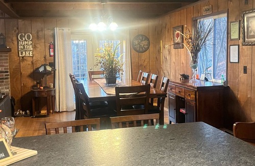 Bushkill House | Rustic, Pet Friendly, FirePlace/Pit, PoolTable, HS Wi-Fi, 60”TVs Indoor pools