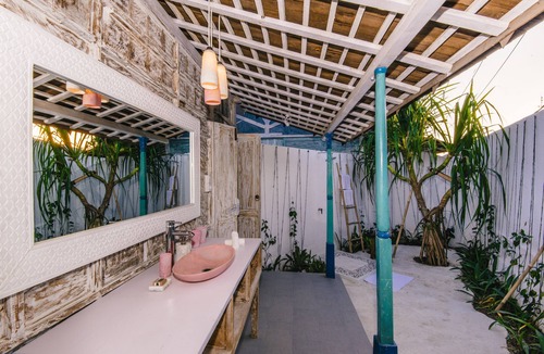 Mushroom Bay Bed & Breakfast | The Shacks at Sandy Bay