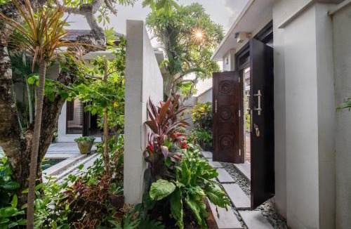 Seminyak Villa | Villa Eleni - walk to Seminyak's best restaurants and hot spots