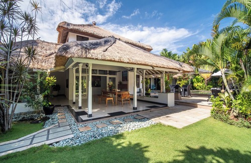 North Legian Villa | Villa NyumpenenStunning 4BR 1600M2 Garden Oasis