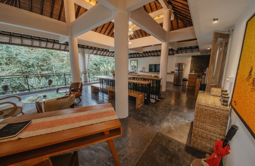 Melayang Villa | Villa Santana ★ Deluxe Villa with huge living area and fast wifi