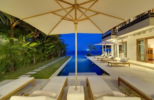 Candi Dasa Villa | Waterfront Luxury 4BR Villa - Candidasa! 6Min Drive To The Beach! W/Swim Pool!