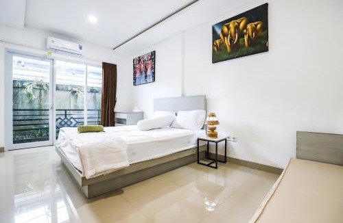 Peliatan House | White-Blue House 2 - Pvt Room, Shared Pool&Kitchen