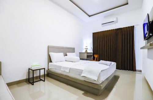 Peliatan House | White-Blue House 2 - Pvt Room, Shared Pool&Kitchen